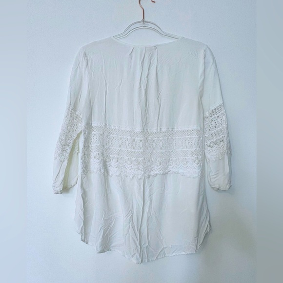 White blouse with lace detail. - Picture 2 of 3